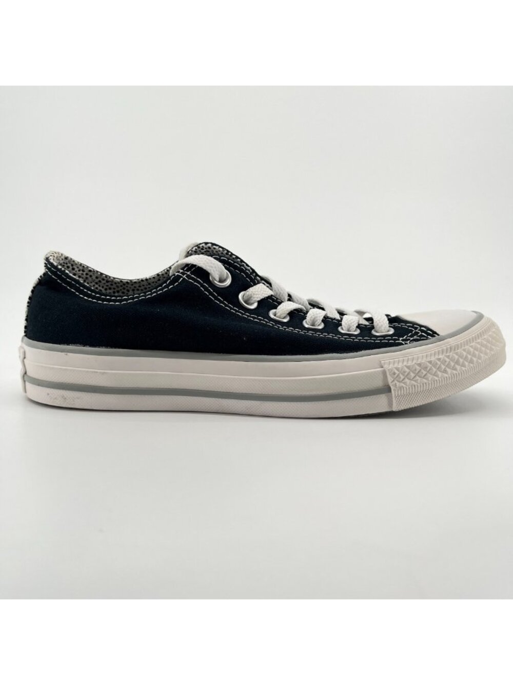 Converse Chuck Taylor All Star Womens Size 7 Black White Athletic Shoes Sneakers